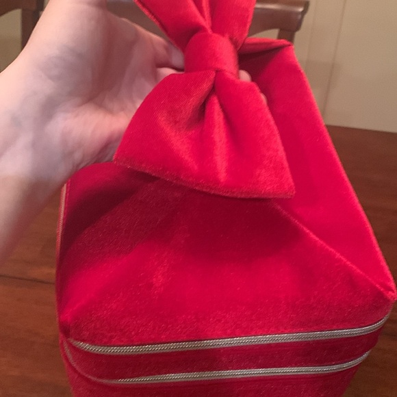 Absolutely stunning authentic Estee Lauder brand new large cosmetic velour case - Picture 15 of 17